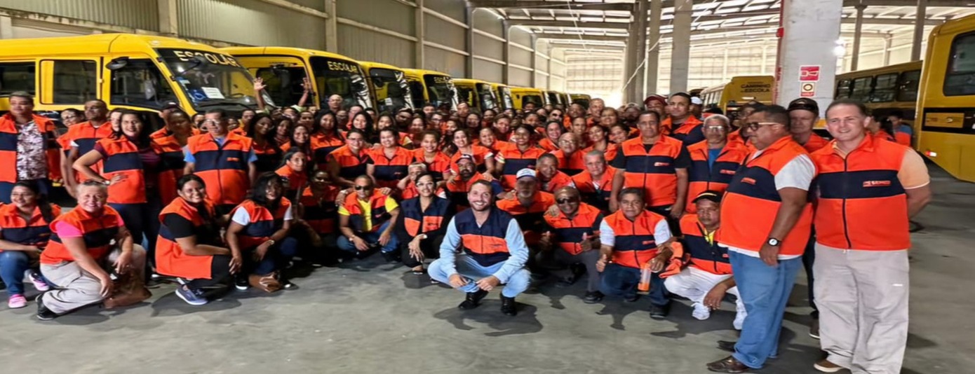 Entrega dos fardamentos dos motoristas e monitores do CTE